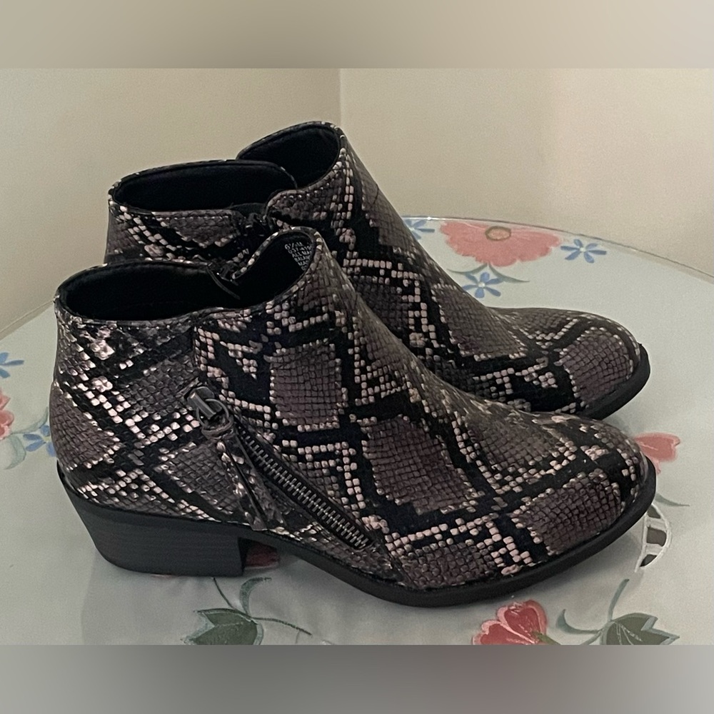 Arizona Jean Company Snakeskin Ankle Boots Size 6.5